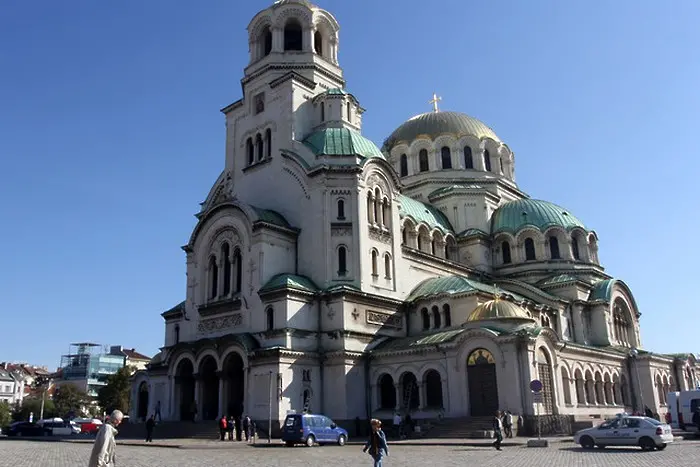 Царят дава, патриархът - не