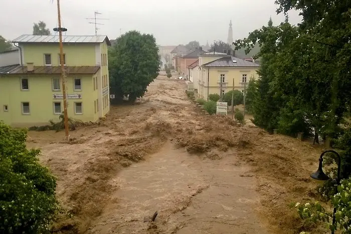 Франция и Германия под вода - затварят и Лувъра