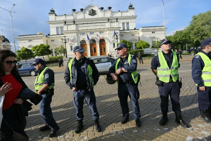 Българите сами плетат въжето, на което ще бъдат обесени техните права