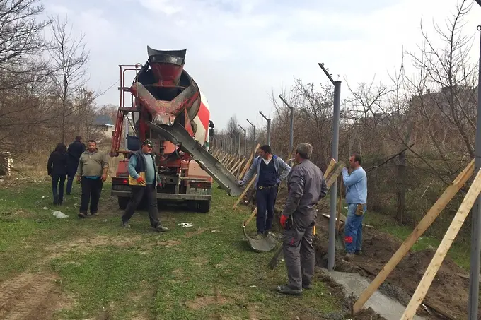 Кърпят оградата на лагера в Харманли - става като затвор