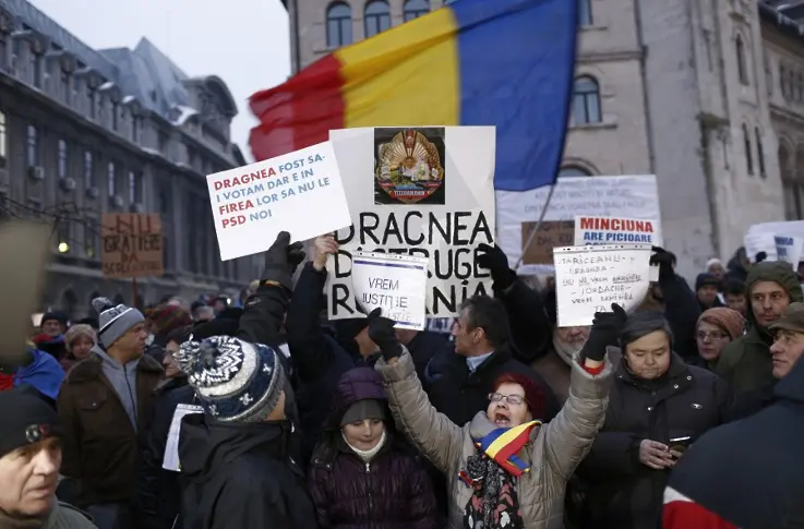 Хиляди на протест в Румъния срещу властта