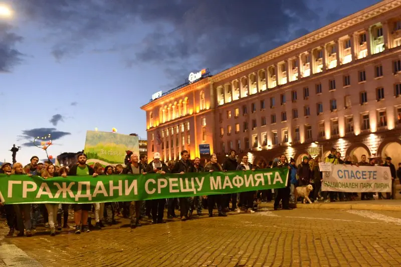  Политическата стабилност не е в парламента. Тя е на жълтите павета