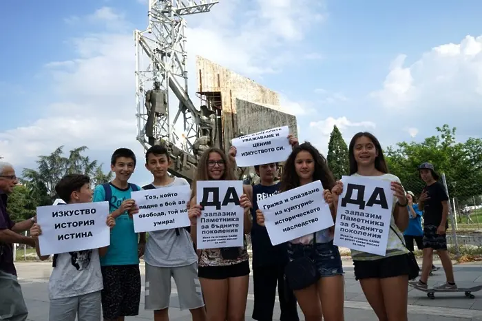 С лозунги в защита на паметника с онова име (СНИМКИ)