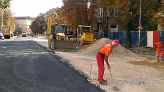 Асфалтът победи паветата на бул. 