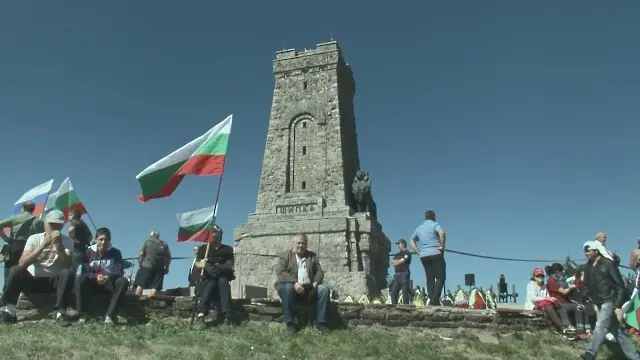 Три дена младите дружини как прохода бранят...