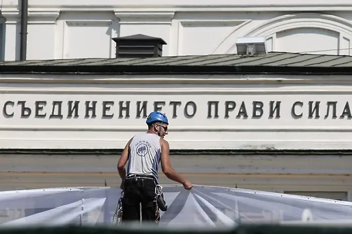 Западът не е чужбина, Изтокът не е родина. Значи си враг