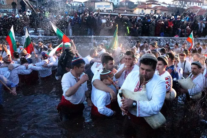 Богоявление, хоро, водосвет, Ботев... (СНИМКИ)