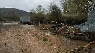 Оградата се срина... Видимо и непатриотично