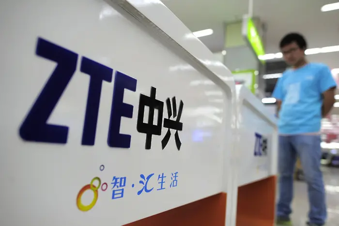 Китайският гигант ZTE спира дейността си заради санкции на САЩ