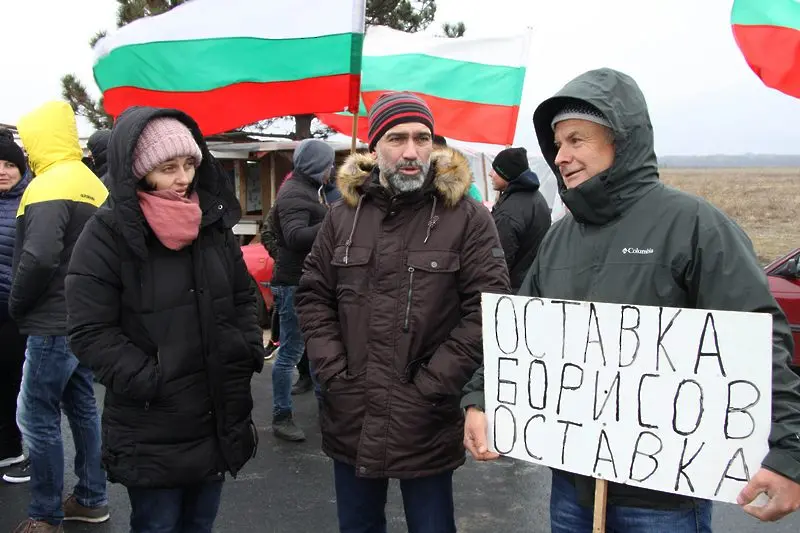 Протестът продължава. С малко хора, но редовно