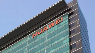 US санкциите сринаха исторически приходите на Huawei