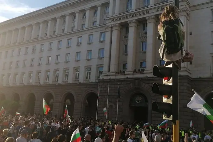 Трети ден протести: хиляди се събраха пред Министерския съвет (ВИДЕО)