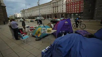 В 4 ч. сутринта: жандармерия и полиция щурмуваха палатковите лагери (ВИДЕО)