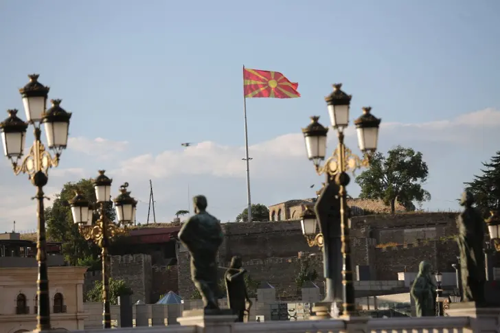 Външно предупреждава за списъци с българи за 