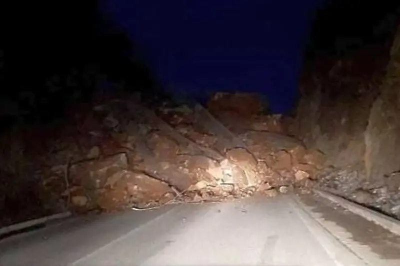 Скална маса затрупа пътя през Искърското дефиле край София