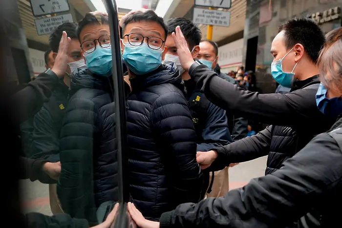 Хонконгската полиция арестува журналисти - за 