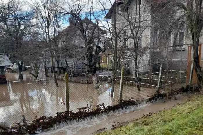 Бедствено положение заради дъжда в части от страната