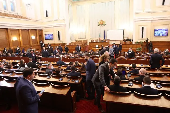 ДЕНЯТ В НЯКОЛКО РЕДА: военни престъпления, 