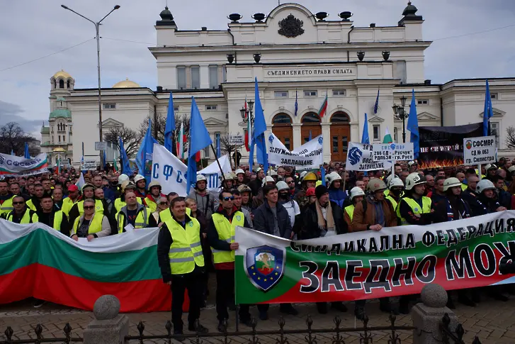 Полицаи протестираха на жълтите павета (СНИМКИ)