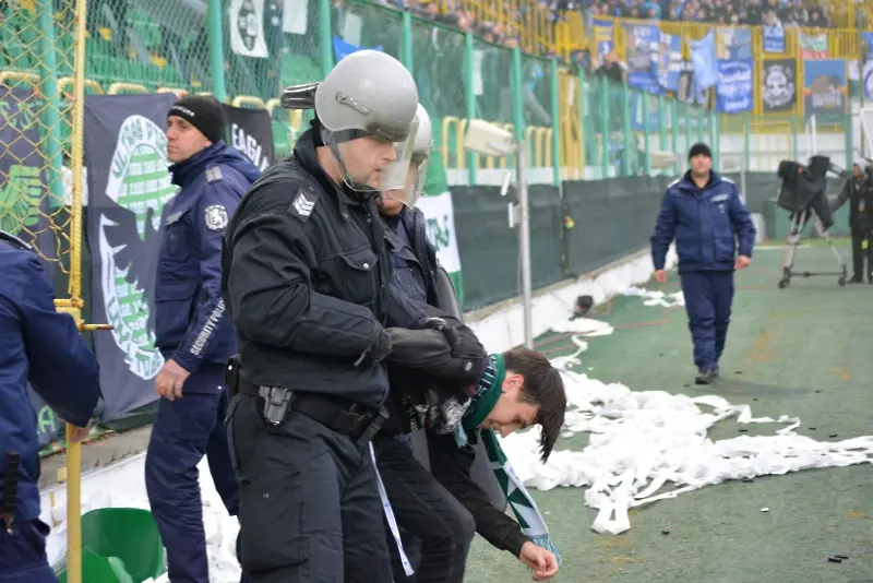 Доброволец от спасителна мисия не пострада в Украйна, а на мач в България (СНИМКИ)