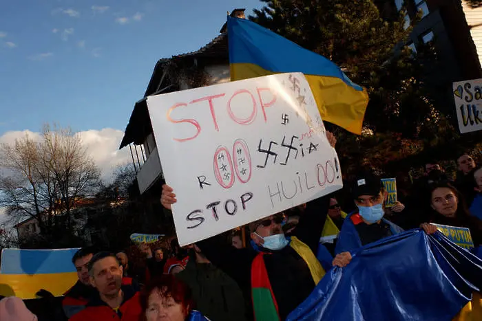 Червените съветници против площад 