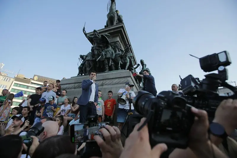 Подгряване преди вота - шествие и речи в подкрепа на кабинета (СНИМКИ)