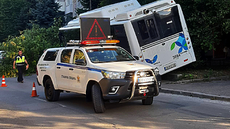 Градски автобус се заби в дърво в 