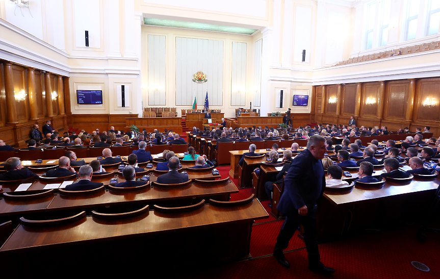 ДЕНЯТ В НЯКОЛКО РЕДА: Британската премиерка дойде и си отиде, в България още избираме председател на НС