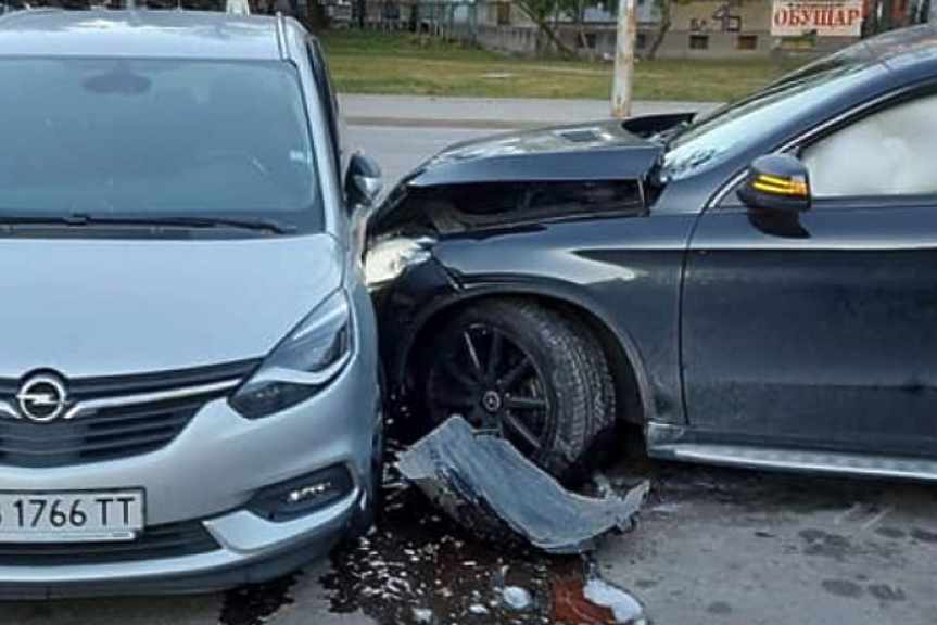 Прокуратурата обвини водач на 18 г., който с мерцедес бутна полицай