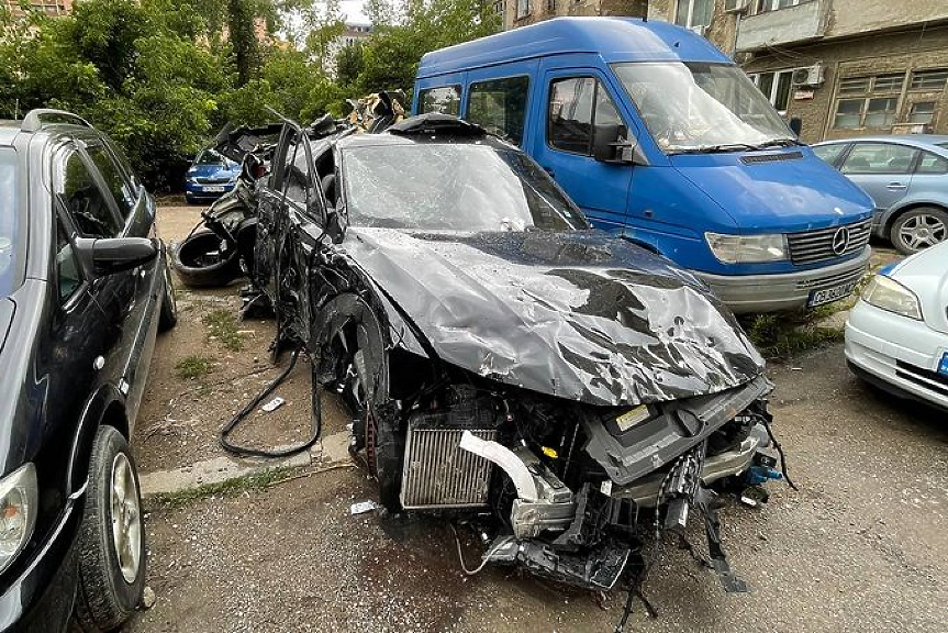 С полицайка на предната седалка: Семерджиев ударил кола в деня, преди да убие двете момичета