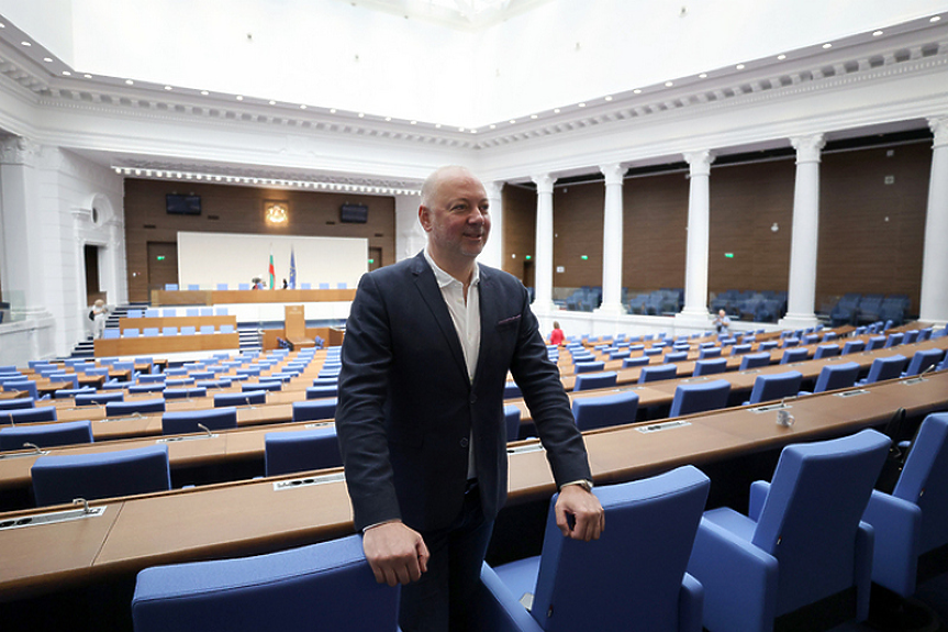 Този парламент отива в партийния дом. И там си остава