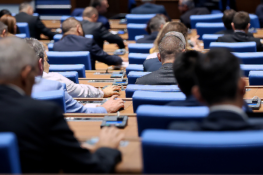 Парламентът пак прекъсва предизборната си ваканция, сега - заради вота на недоверие