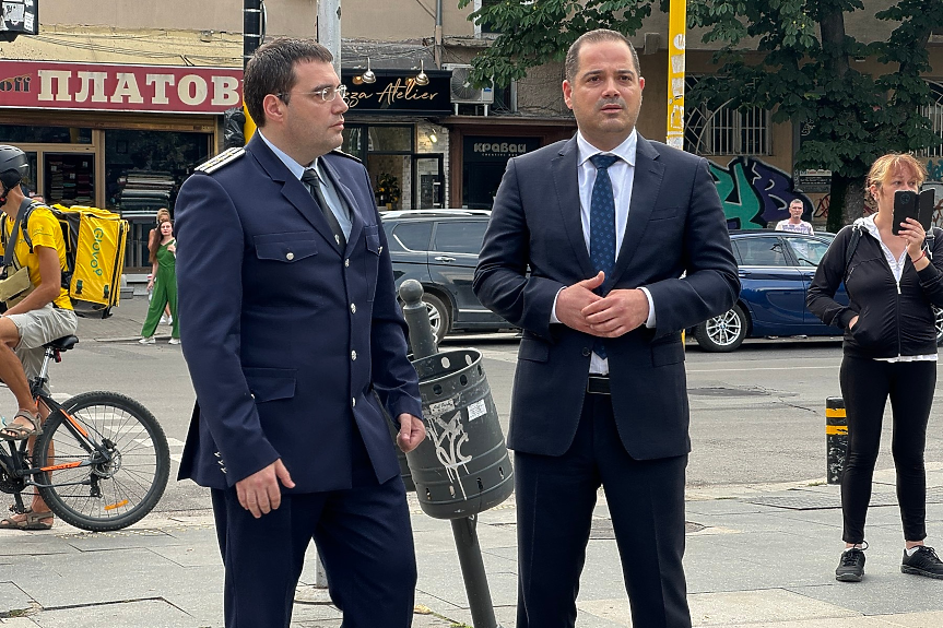 МВР министър обхожда софийските улици, глобява общината за 