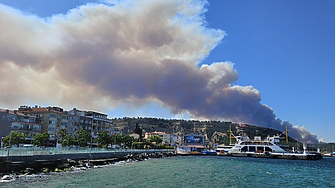 Пожар спря корабите в Дарданелите
