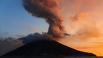 Италия обяви червен код - вулканът Стромболи изхвърля лава и пепел