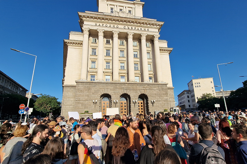 Планът на ГЕРБ и ДПС-Пеевски зад мракобесния закон