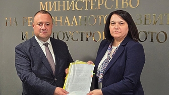 Случайност: снимаш се с Пеевски, държавата ти пуска пари