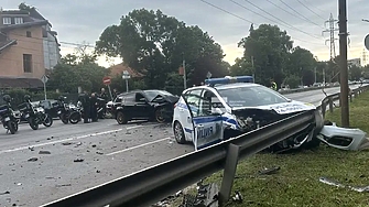 Двама полицаи са в болница след гонка, завършила с катастрофа
